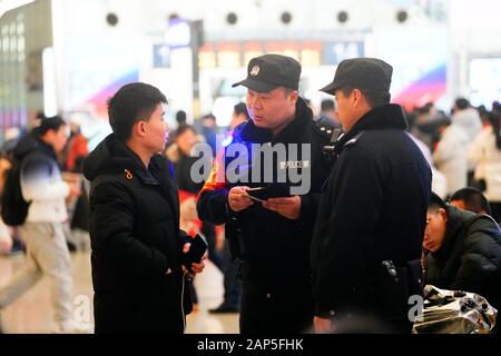 (200121) - SHIJIAZHUANG, Jan. 21, 2020 (Xinhua) - Zhang Peng (C) arbeitet bei der Sicherheitskontrolle von Shijiazhuang Bahnhof in Shijiazhuang, nördlich der chinesischen Provinz Hebei, Jan. 21, 2020. Das Frühlingsfest ist der grösste Anlass für die Zusammenkunft in ganz China, aber für die Familie der 6-jährige Zhang Anzhe, reunion Gelegenheiten sind selten. Zhang's Vater Zhang Peng ist ein Polizist an der Shijiazhuang Bahnhof Polizei arbeiten im Büro, während seine Mutter Li Qi ein chefdirigent ist auf Züge zwischen Shijiazhuang und Wuhan. Beide Eltern waren so damit beschäftigt, während des Frühlings Festival reisen Rush p Stockfoto