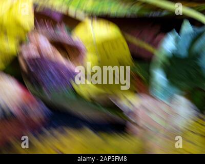 Abstraktes Bild farbiger Punkte, die durch Drehen erzielt werden. Stockfoto