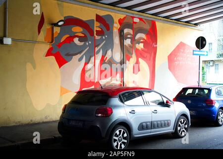 Die Graffiti, die die Wände der Ortica Bezirk, Mailand, Lombardei, Italien, Europa Stockfoto