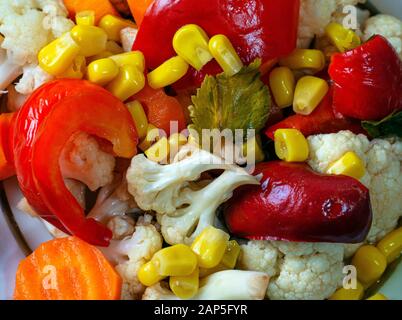 Hausgemachter Salat aus eingelegtem Gemüse. Traditionelle bulgarische Königspflücker. Es bereitet sich auf den Winter vor. Stockfoto