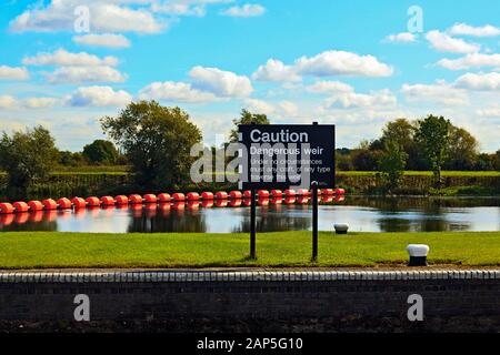 Navigation Anmelden unter Cromwell Lock auf dem Fluss Trent Newark Stockfoto