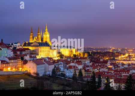 Prager Burg und Kleinseite Panorama bei Nacht. Blick vom Hügel Petřín. Prag, Tschechische Republik. Blick auf die Prager Burg aus dem Kloster Strahov bei Nacht. Stockfoto