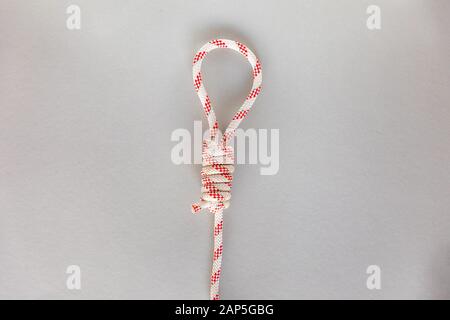 Hangmans Schiffsknoten auf grauem Grund Stockfoto
