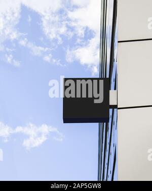 Blanke schwarze quadratische Zeichen auf Glas Wand Mockup, Himmel Hintergrund Stockfoto
