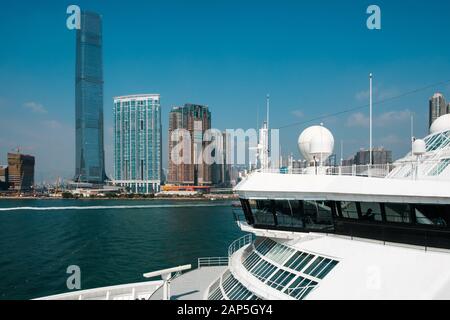 HongKong, Hongkong - November, 2019: Kreuzfahrtschiff und HongKong Skyline der Wolkenkratzer an der Hong Kong Cruise Terminal, Kowloon Stockfoto