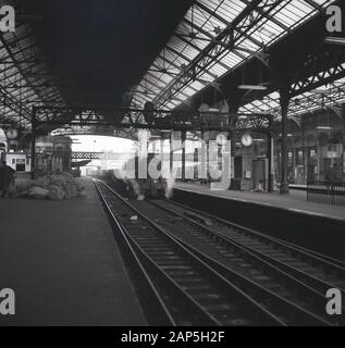 1950er Jahre, historisch, eine Dampflok, die am Bahnhof Preston, England, Großbritannien ankommt. Stockfoto