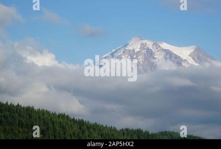 Mt. Rainier an einem sonnigen Tag Stockfoto