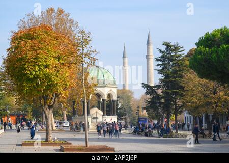 Türkei, Istanbul, Sultanahmet, Hippodrom, Kaiser-Wilhelm-Brunnen und Minarette der Hagia Sophia. Der Brunnen wurde im Jahre 1900 im Andenken an den werden. Stockfoto