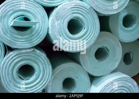 Stapel der Isolierung Rollenware. Licht Grün oder Blau. Gefüllt. Stockfoto