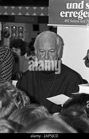 Curd Jürgens, English österreichischer Bühnen- und Filmschauspieler, bei einer Signierstunde Waden Buchs' ... und kein bisschen weise" in einem Kaufhaus in Hamburg, Deutschland 1976. Deutsche österreichische Bühne und Film Schauspieler Curd Jürgens sein Buch "Unterzeichnung... und kein bisschen weise" an einem Abteilung Speicher in Hamburg, Deutschland 1976. Stockfoto