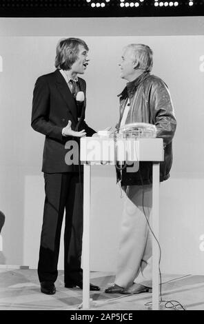 Roland Kaiser, deutscher Schlagersänger (links), zu Gast bei Joachim Blacky Fuchsberger in der Show "Auf los geht's los", Deutschland um 1979. Deutsche Schlager Sänger Roland Kaiser (links) als Gaststar bei Joachim Blacky Fuchsberger in der TV-Show, Deutschland um 1979. Stockfoto