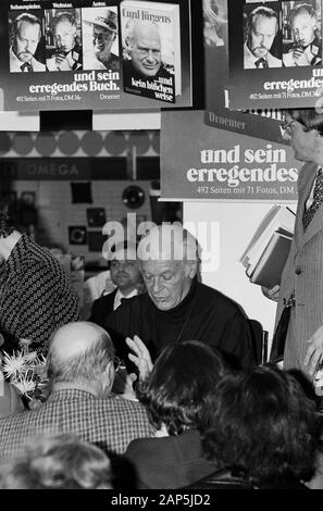 Curd Jürgens, English österreichischer Bühnen- und Filmschauspieler, bei einer Signierstunde Waden Buchs' ... und kein bisschen weise" in einem Kaufhaus in Hamburg, Deutschland 1976. Deutsche österreichische Bühne und Film Schauspieler Curd Jürgens sein Buch "Unterzeichnung... und kein bisschen weise" an einem Abteilung Speicher in Hamburg, Deutschland 1976. Stockfoto