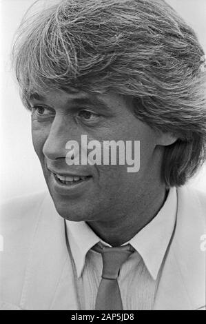 Roland Kaiser, deutscher Schlagersänger, mit und Goldene Schallplatte in Hamburg, Deutschland um 1979. Deutsche Schlager Sänger Roland Kaiser mit goldene Scheibe in Hamburg und Deutschland um 1979. Stockfoto