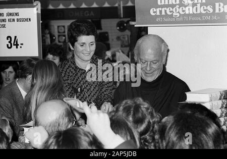 Curd Jürgens, English österreichischer Bühnen- und Filmschauspieler, bei einer Signierstunde Waden Buchs' ... und kein bisschen weise" in einem Kaufhaus in Hamburg, Deutschland 1976. Deutsche österreichische Bühne und Film Schauspieler Curd Jürgens sein Buch "Unterzeichnung... und kein bisschen weise" an einem Abteilung Speicher in Hamburg, Deutschland 1976. Stockfoto
