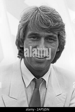 Roland Kaiser, deutscher Schlagersänger, mit und Goldene Schallplatte in Hamburg, Deutschland um 1979. Deutsche Schlager Sänger Roland Kaiser mit goldene Scheibe in Hamburg und Deutschland um 1979. Stockfoto