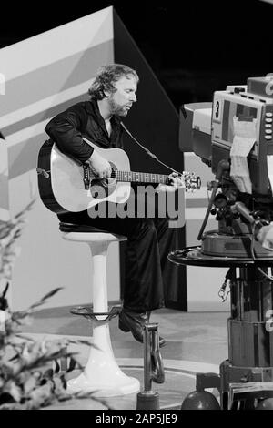 Kevin Johnson, australischer Sänger und Songschreiber, singt bei einem Auftritt in Hamburg, Deutschland um 1977. Australische Sänger und Songwriter Kevin Johnson auf der Bühne in Hamburg, Deutschland um 1977. Stockfoto