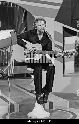 Kevin Johnson, australischer Sänger und Songschreiber, singt bei einem Auftritt in Hamburg, Deutschland um 1977. Australische Sänger und Songwriter Kevin Johnson auf der Bühne in Hamburg, Deutschland um 1977. Stockfoto