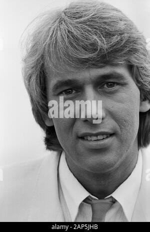 Roland Kaiser, deutscher Schlagersänger, mit und Goldene Schallplatte in Hamburg, Deutschland um 1979. Deutsche Schlager Sänger Roland Kaiser mit goldene Scheibe in Hamburg und Deutschland um 1979. Stockfoto