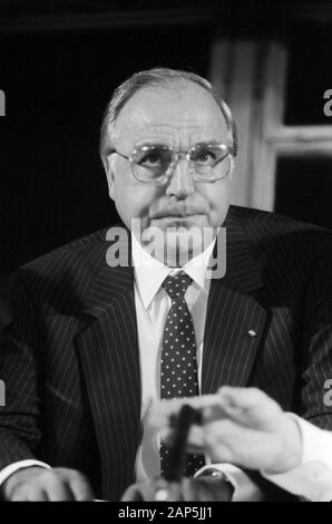 Helmut Kohl, der deutsche Bundeskanzler, in Hamburg, Deutschland um 1984. Bundeskanzler Helmut Kohl, in Hamburg, Deutschland um 1984. Stockfoto