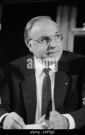 Helmut Kohl, der deutsche Bundeskanzler, in Hamburg, Deutschland um 1984. Bundeskanzler Helmut Kohl, in Hamburg, Deutschland um 1984. Stockfoto