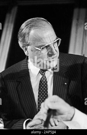 Helmut Kohl, der deutsche Bundeskanzler, in Hamburg, Deutschland um 1984. Bundeskanzler Helmut Kohl, in Hamburg, Deutschland um 1984. Stockfoto