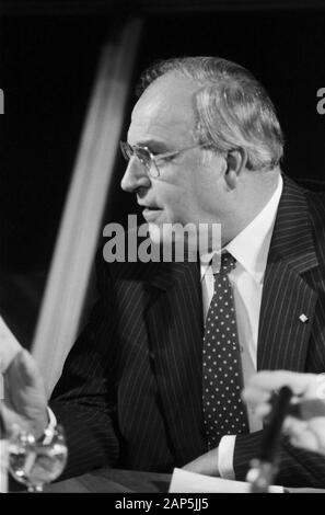 Helmut Kohl, der deutsche Bundeskanzler, in Hamburg, Deutschland um 1984. Bundeskanzler Helmut Kohl, in Hamburg, Deutschland um 1984. Stockfoto