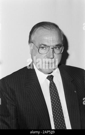 Helmut Kohl, der deutsche Bundeskanzler, in Hamburg, Deutschland um 1984. Bundeskanzler Helmut Kohl, in Hamburg, Deutschland um 1984. Stockfoto