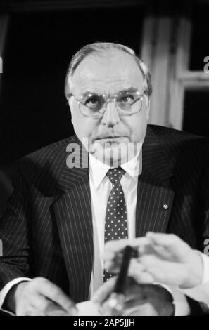 Helmut Kohl, der deutsche Bundeskanzler, in Hamburg, Deutschland um 1984. Bundeskanzler Helmut Kohl, in Hamburg, Deutschland um 1984. Stockfoto