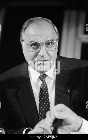 Helmut Kohl, der deutsche Bundeskanzler, in Hamburg, Deutschland um 1984. Bundeskanzler Helmut Kohl, in Hamburg, Deutschland um 1984. Stockfoto