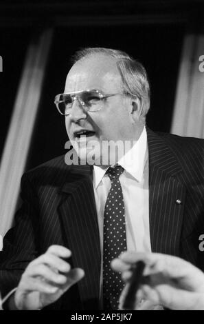 Helmut Kohl, der deutsche Bundeskanzler, in Hamburg, Deutschland um 1984. Bundeskanzler Helmut Kohl, in Hamburg, Deutschland um 1984. Stockfoto