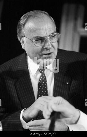 Helmut Kohl, der deutsche Bundeskanzler, in Hamburg, Deutschland um 1984. Bundeskanzler Helmut Kohl, in Hamburg, Deutschland um 1984. Stockfoto