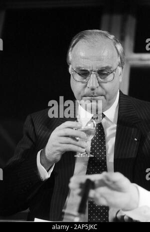 Helmut Kohl, der deutsche Bundeskanzler, in Hamburg, Deutschland um 1984. Bundeskanzler Helmut Kohl, in Hamburg, Deutschland um 1984. Stockfoto