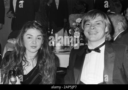 Volker Lechtenbrink, deutscher Wis und Sänger mit Freundin bei einem Ball in Hamburg, Deutschland frühe 1980er Jahre. Deutsche Schauspieler und Sänger Volker Lechtenbrink mit seiner Freundin an einer Kugel in Hamburg, Deutschland Anfang der 80er Jahre. Stockfoto