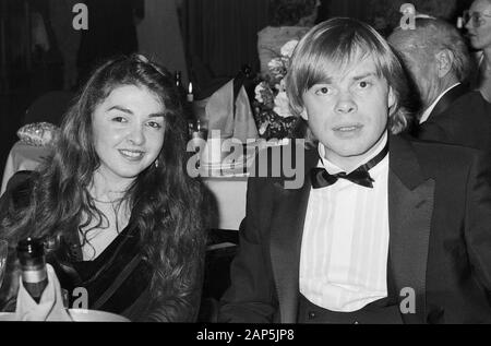 Volker Lechtenbrink, deutscher Wis und Sänger mit Freundin bei einem Ball in Hamburg, Deutschland frühe 1980er Jahre. Deutsche Schauspieler und Sänger Volker Lechtenbrink mit seiner Freundin an einer Kugel in Hamburg, Deutschland Anfang der 80er Jahre. Stockfoto