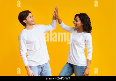 Liebevolles Multirassenes Paar, Das Sich Gegenseitig Fünf Personen Gibt Und Die Hände Klatscht Stockfoto