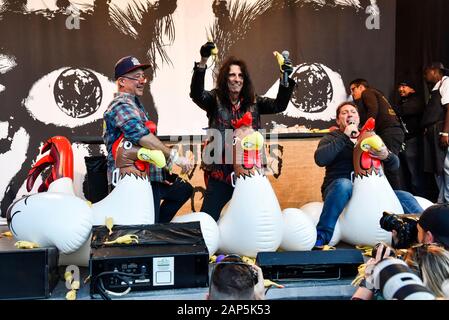 Alice Cooper beim Bottlerock-Festival auf der kulinarischen Bühne. Er war da, um den Weltrekord für die meisten Gummihühner in der Luft auf einmal zu brechen. Stockfoto