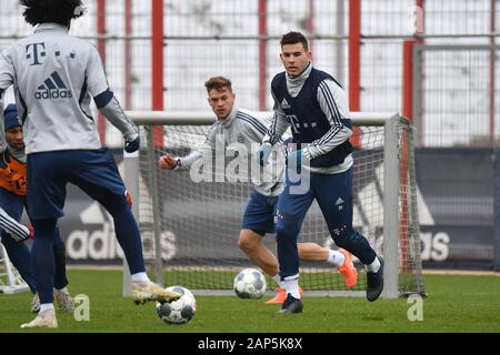 München, Deutschland. 20 Jan, 2020. Lucas HERNANDEZ (FC Bayern München), Aktion am Ball, Hi: Joshua KIMMICH (FC Bayern München). FC Bayern München Ausbildung auf Saebener Straße. Fußball 1. Bundesliga, Saison 2019/2020, am 20.01.2020. | Verwendung der weltweiten Kredit: dpa/Alamy leben Nachrichten Stockfoto