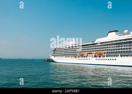 Kreuzfahrt Schiff angedockt an der Hong Kong Terminal mit Meer und blauer Himmel Stockfoto