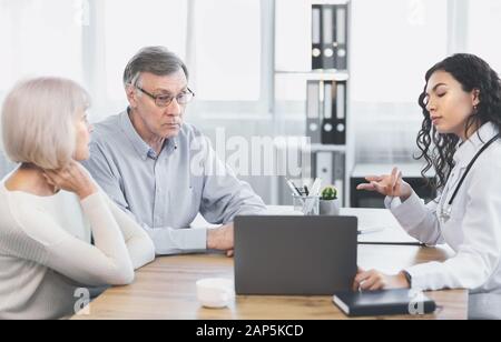 Mexikanische Arzt erklären Diagnose zu älteren Ehepaar Stockfoto