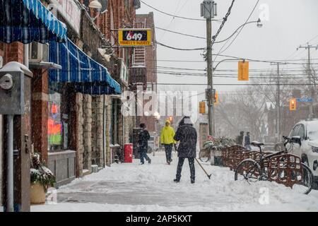 Toronto, ONTARIO, KANADA - 19. JANUAR 2020: Toronto City Streets nach einem Wintersturm. Stockfoto