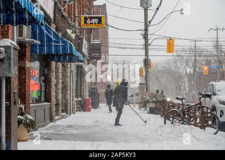 Toronto, ONTARIO, KANADA - 19. JANUAR 2020: Toronto City Streets nach einem Wintersturm. Stockfoto