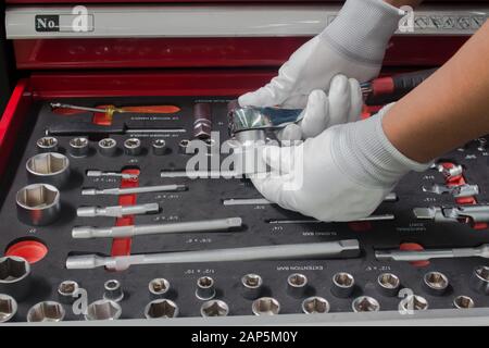 Der Satz von Werkzeugen für die Reparatur. Viele Schlüssel und Werkzeuge close-up in Feld für das Auto reparieren oder Kfz-Ersatzteilen ersetzen, Auto Teile Stockfoto