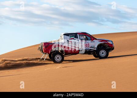 Zahedan, Baluchestan/iran- 23.11.2018 Klettern von Sanddünen in Der Wüste Lut mit einem rennwagen der dakar-ausgabe Stockfoto