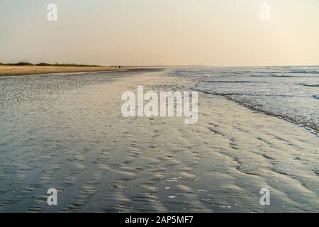 Breiter, Menschenleerer dem Strand bei Ebbe, Sanyang, Gambia, Westafrika | Breite und leeren Strand bei tlow Tide, Sanyang, Gambia, Westafrika, Stockfoto