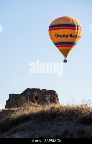 Kappadokien, Türkei: Heißluftballon im Morgengrauen und Blick auf das Tal um Cavusin, die Stadt der historischen Region in Zentralanatolien Stockfoto