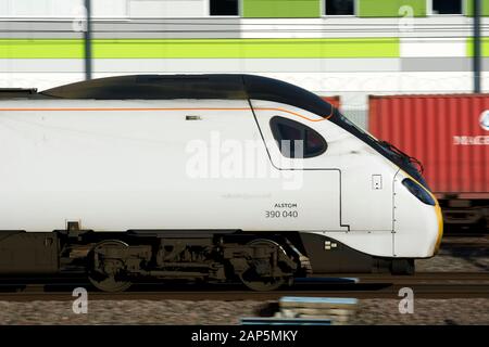 Avanti Westküste Pendolino Zug an der Westküste Mian Line, Rugby, Warwickshire, Großbritannien Stockfoto