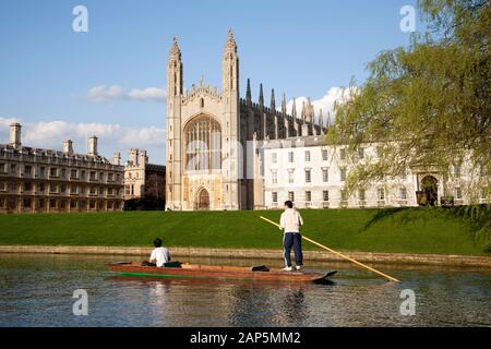 Punting on the River Cam vor Kings College Chapel, Cambridge vom Rücken Stockfoto