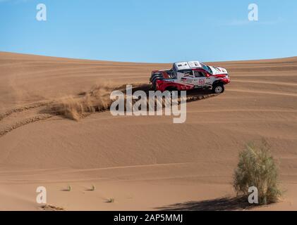 Zahedan, Iran baluchestan/-11/23/2018 klettern Sanddünen in der Wüste Lut mit einem Dakar edition race car Stockfoto