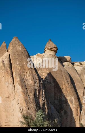 Kappadokien, Türkei: Die Landschaft der berühmten Region entstand aus Tausenden von Jahren vulkanischer Aktivität und Erosion und formte Tuff in viele Formen Stockfoto