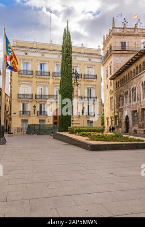 Valencia, Spanien - 3. November 2019: Manises-Platz oder Plaza de Manises mit dem Gebäude des Hotels Palacio Vallier, des Palastes von Generalitat und des bron Stockfoto